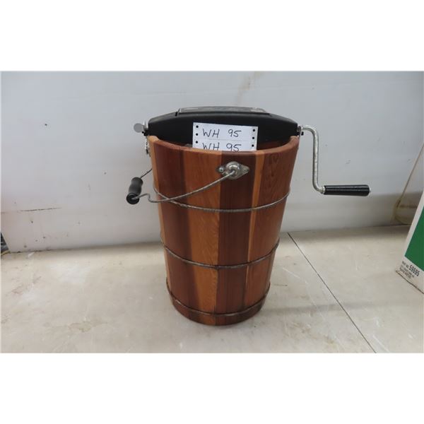 Vintage Frost King 4 Quart Ice Cream Maker