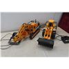 Image 10 : 2 Caterpillar RC Plastic Toys Excavator and Loader