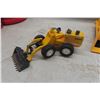 Image 12 : 2 Caterpillar RC Plastic Toys Excavator and Loader
