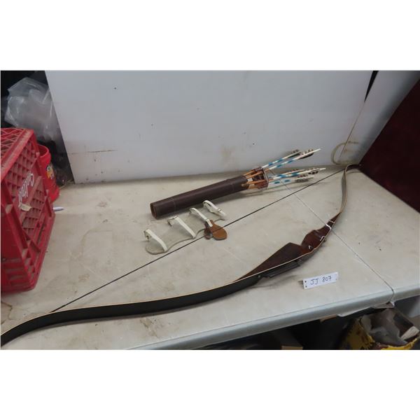 Proline Bow (64'' 25# @ 28'' K.P. 1393) with 5 Target Arrows in Pouch