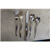 Image 5 : Silverware and Chest 66 Pieces