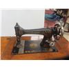 Image 2 : Singer Treadle Sewing Machine 