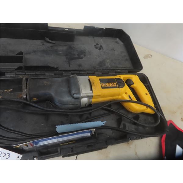 Dewalt Recip Saw with Case + Extra Blades 