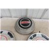 Image 4 : 5x GMC Hub Caps Including Set of 4 Matching Set 