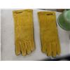 Image 2 : 4 Pairs Horizon Leather Work Gloves, 3 Chimneys for Oil Lamps