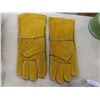 Image 3 : 4 Pairs Horizon Leather Work Gloves, 3 Chimneys for Oil Lamps