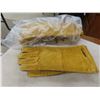 Image 4 : 4 Pairs Horizon Leather Work Gloves, 3 Chimneys for Oil Lamps