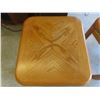 Image 8 : 2 Oak End Tables 20'' x 22'' x 20'' 