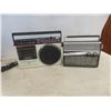 Image 12 : 2 Portable Radios, Realistic Disco Mixer (No Power Cord), 2 