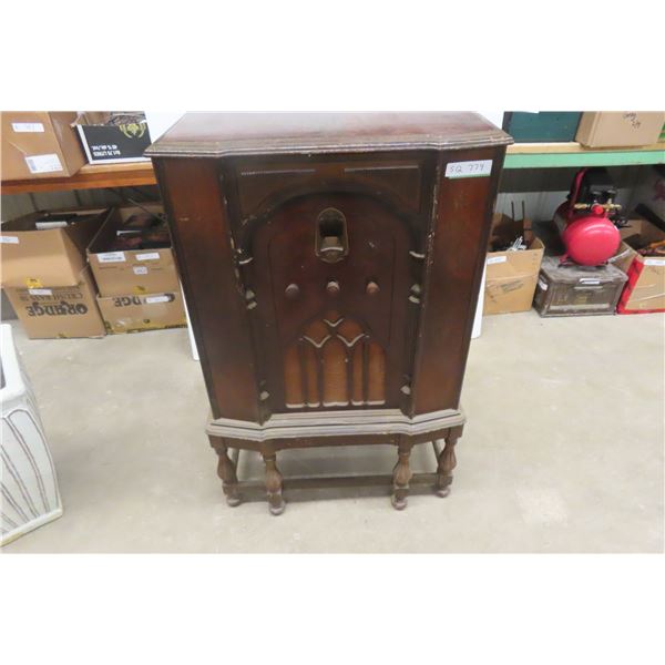 Victor Cabinet Radio 40 x 25 x 14"