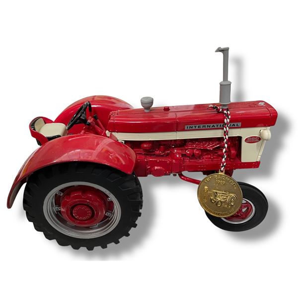 The Toy Farmer 1999 National Farm Toy Show Collector's Edition International 660 Tractor 1/16 Scale 