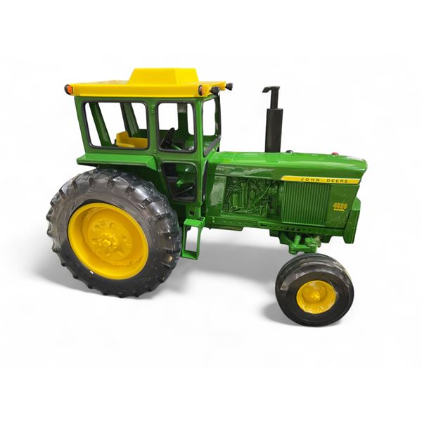 2001 National Farm Toy Show John Deere  4520 Tractor - Ertl 1:16 Scale Diecast #16087A in Original B