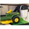 Image 3 : John Deere Rear-Engine Riding Mower - Ertl  1:12 Scale Diecast #5588 in Original Box