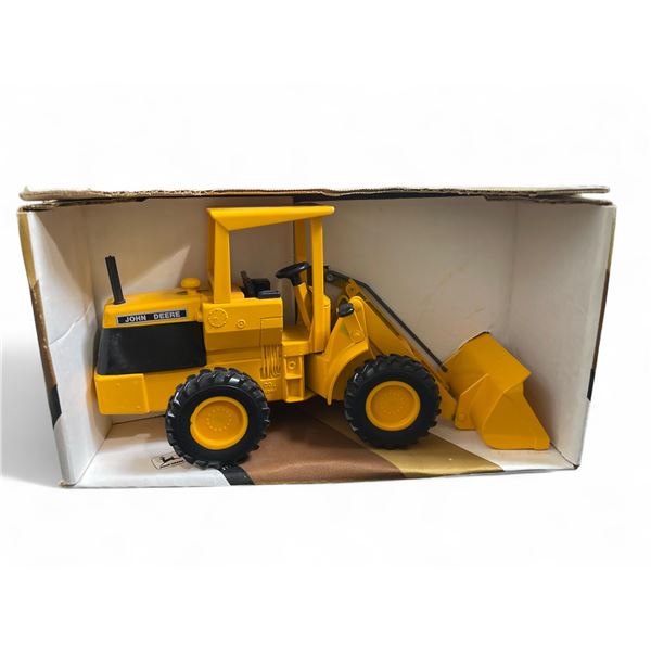 John Deere Loader with Moving Bucket - Ertl 1:16 Scale Diecast Model in Original Box