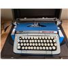 Image 2 : Vintage Smith Corona Classic 12 Portable Typewriter in Case