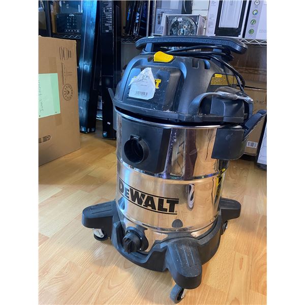 DeWalt wet/dry shop vac (tested working, missing hose)