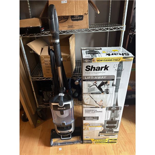 Shark Navigator Lift-Away Self-Cleaning Brush Roll corded vacuum cleaner with box (working)