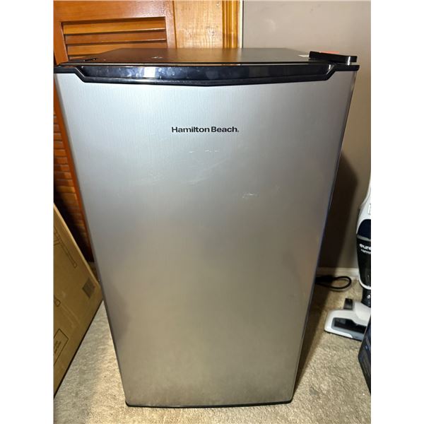 Hamilton Beach bar fridge (tested, starts up, not cooling)