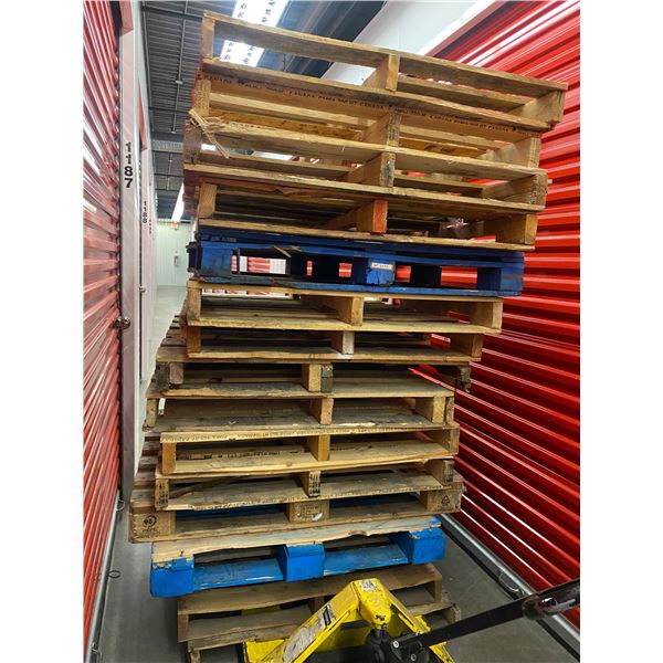 Large lot of assorted wooden pallets - approx. 15 pcs
