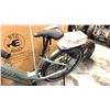 Image 2 : GREY AVENTON LEVEL.3 FRONT SUSPENSION 8 SPEED ELECTRIC BIKE
