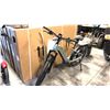 Image 3 : GREY AVENTON LEVEL.3 FRONT SUSPENSION 8 SPEED ELECTRIC BIKE