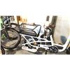 Image 2 : WHITE DUAL BATTERY 8 SPEED FRONT-SUSPENSION REAR CARRIER BIKE