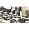 Image 4 : WHITE DUAL BATTERY 8 SPEED FRONT-SUSPENSION REAR CARRIER BIKE
