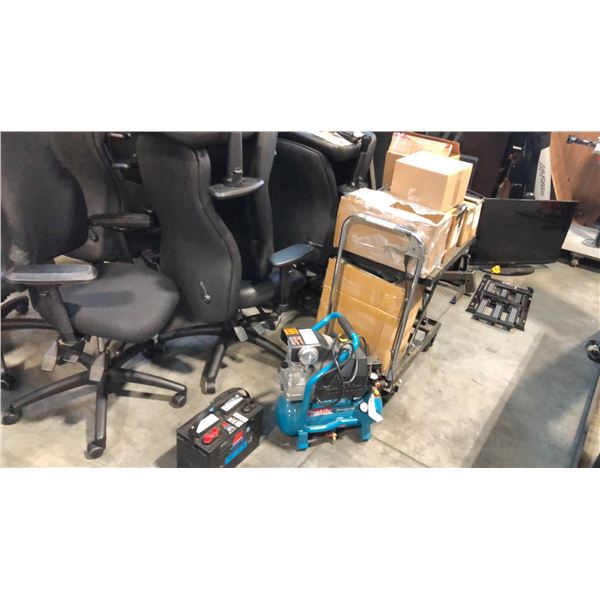 MAKITA MAC700 2.6 GALLON AIR COMPRESSOR AND MOTOMASTER 12V ACID BATTERY 010-2799-4