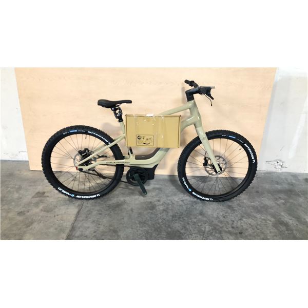 BEIGE HARLEY DAVIDSON BASH-MTN BELT DRIVEN ELECTRIC BICYCLE WITH BATTERY, CHARGER, KEYS AND PEDALS