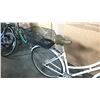 Image 3 : WHITE LOCHSIDE STEP THRU CRUISER BIKE