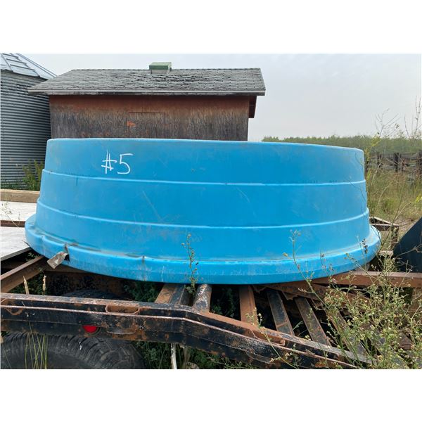 Blue open round water tank approx. 400gals