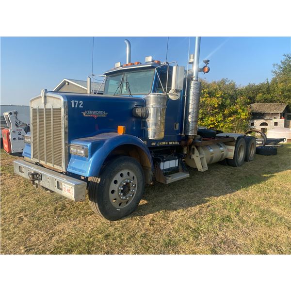 1999 Blue Kenworth W900 Tandem serial 995325 c/w Braden winch, Cummins 18spd, fifth wheel c/w chains