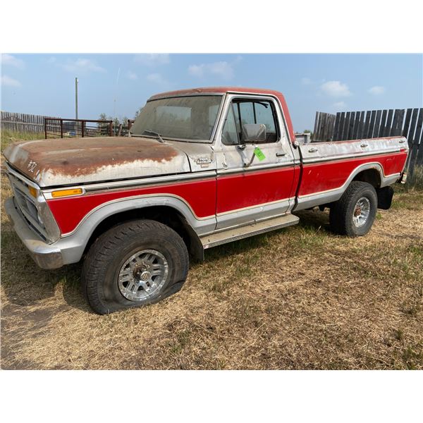 Ford F250 XLT 4x4, Red & Silver, Reg Cab, Not Running, No Tailgate