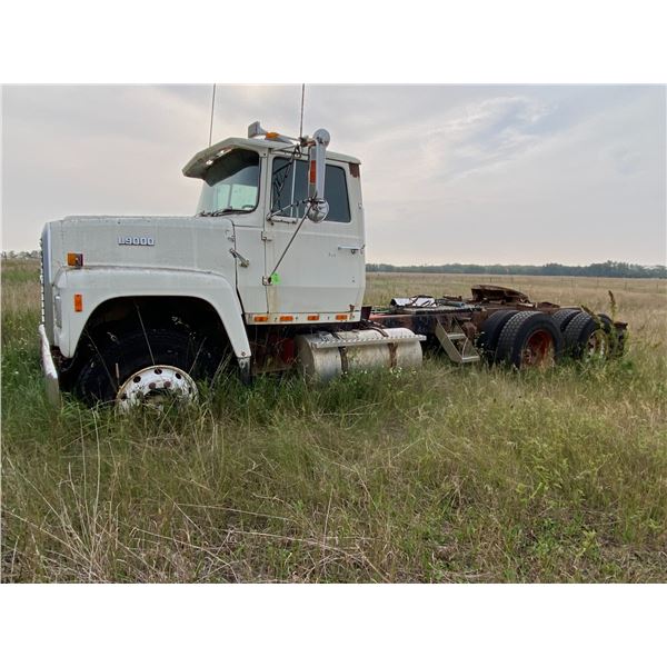 Ford Tandem truck serial 1FDYU90X1KVA25418 c/w 5th wheel Not running sells as is