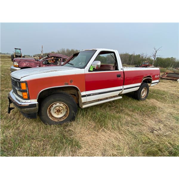 Red and white reg cab Chev sold for parts V8 auto