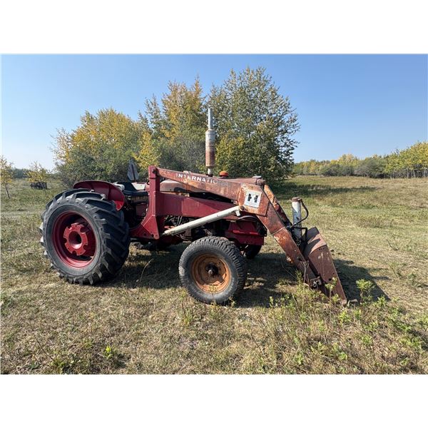 I.H. 504 Diesel Tractor c/w Loader. 3pt., Showing 6363 hrs. Cast Number: 375581R7. Had to Pull Start