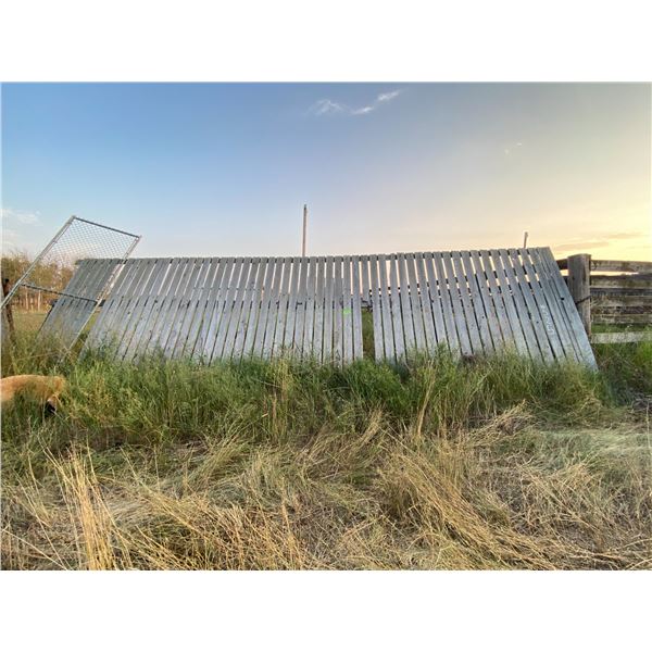 30' Windbreak, no pipe frame & chain link gate