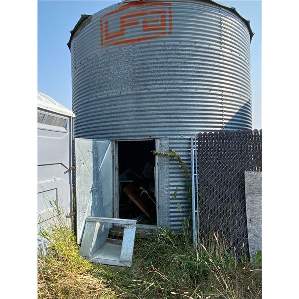 Butler 5 ring grain bin c/w wood floor