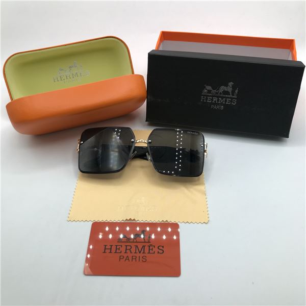 BNIB SUGLASSES WITH CASE AND ACCESSORIES
