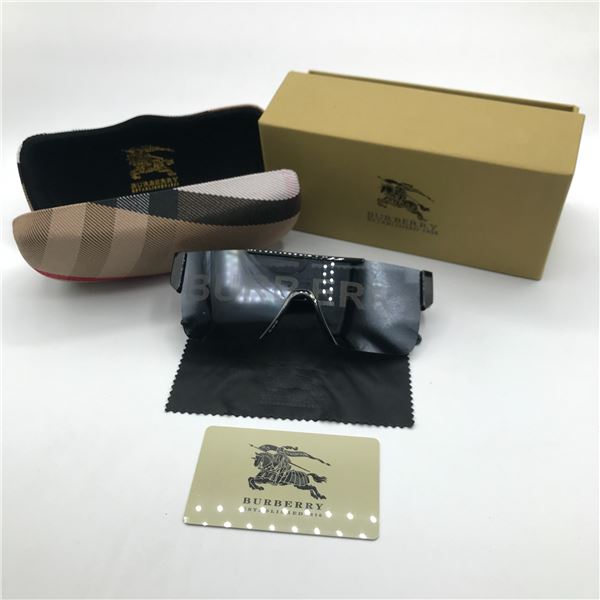 BNIB SUGLASSES WITH CASE AND ACCESSORIES