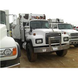 1998 MACK RD688S T/A GARBAGE TRUCK