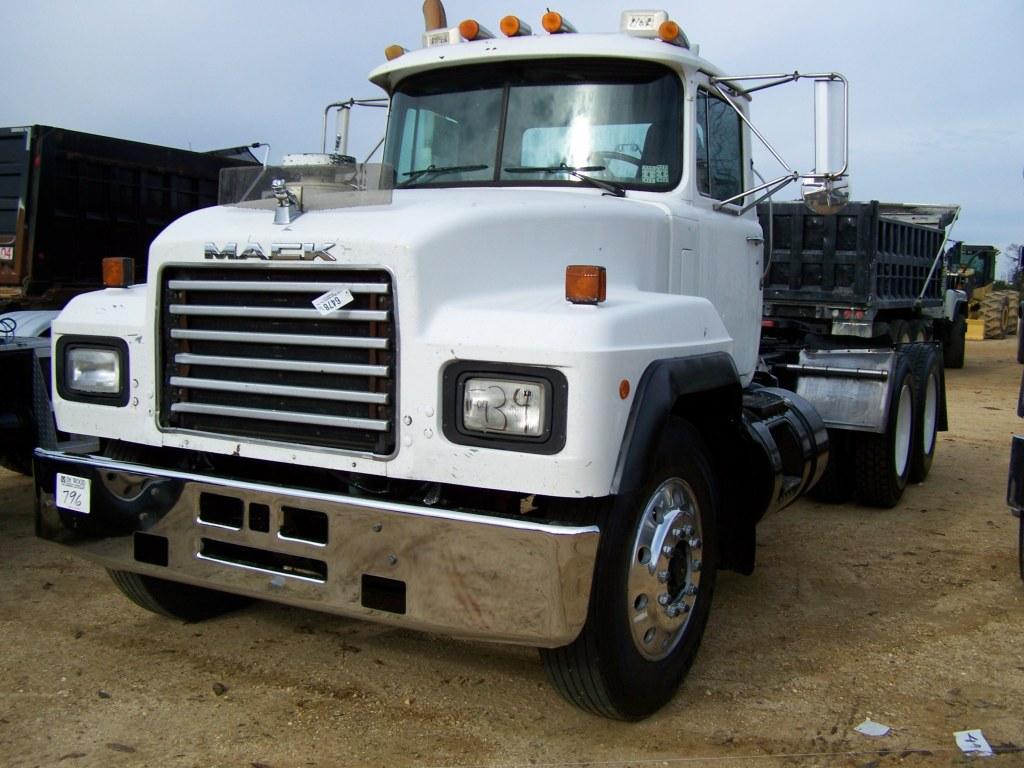 18544 Mack Rd 2001 MACK RD688S T/A TRUCK TRACTOR - J.M. Wood Auction Company, Inc.