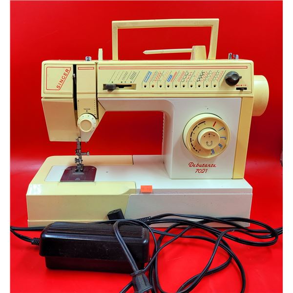 VTG Singer Debutante 7021 Sewing Machine