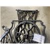 Image 3 : VINTAGE SINGER SEWING MACHINE CAST IRON FRAME