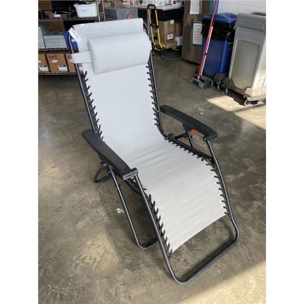 ZERO GRAVITY FOLDING LOUNGE CHAIR