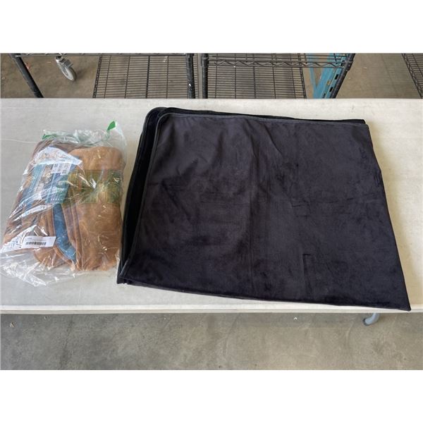 2 SMALL REVERSIBLE WATERPROOF BLANKETS