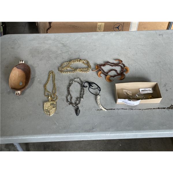 LOT OF JEWELLERY
