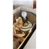 Image 2 : 2 VINTAGE MILK GLASS LAMPS AND VINTAGE PRINTS