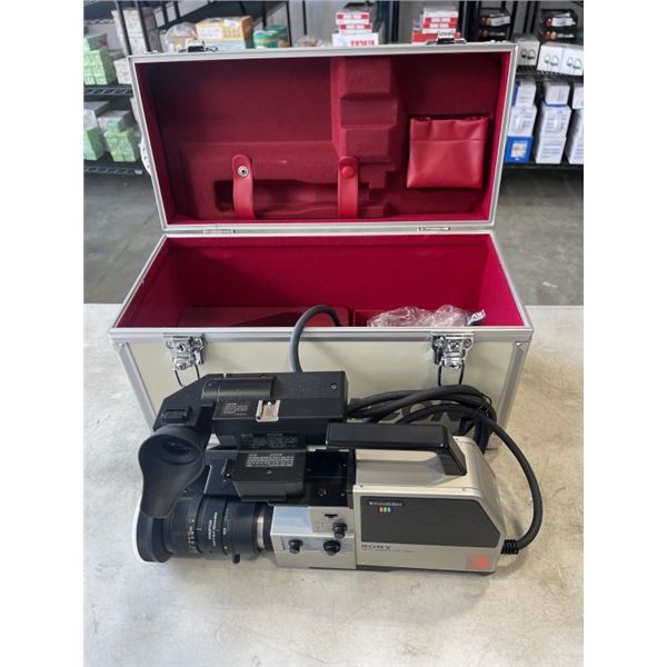 VINTAGE SONY TRINICON VIDEO CAMERA MODEL HVC-2800, IN HARD CASE, VERY GOOD ORIGINAL CONDITION, POSSI