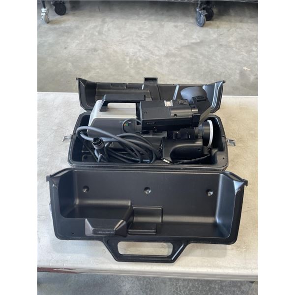 VINTAGE SONY TRINICON VIDEO CAMERA MODEL HVC-2800, IN HARD CASE, VERY GOOD ORIGINAL CONDITION, POSSI